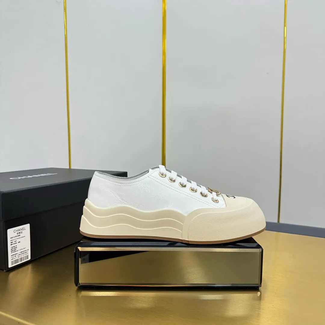 👟👟Ex-factory price 560👟👟 Top version, original quality! ! ! Chanel Chanel - 2025 biscuit shoes, the top casual sports shoes in the counter, this classic design; the upper is electro-embroidered with a variety of craftsmanship; the outsole is fashionable and sporty; the extraordinary inclusion of a variety of color elements... The diversified mix and match is very good-looking and versatile, casual, fashionable, sports, and outdoor can be taken into account... ꫛꫀꪝ Go➫ Material: ❶Upper: Original first-layer cowhide ❷Inner: Sheepskin ❸Outsole is based on: original TPU combination outsole, full set of boutique packaging for women 35–41 👉